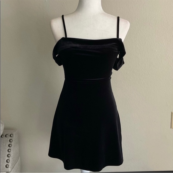 Lulus My Kind Of Romance Black Velvet Off The Shoulder Mini Dress✨ - Picture 3 of 7